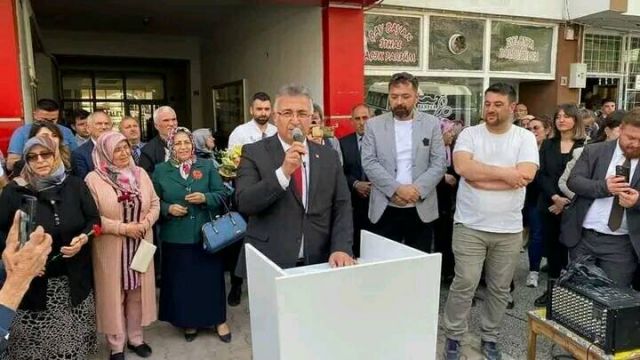 CHP'li Mustafa Cebeci, başkanlık koltuğuna oturdu