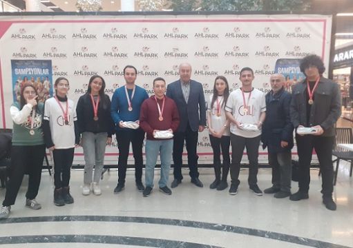 Gençler, bu kez 'gazeteciler' için yarıştı!