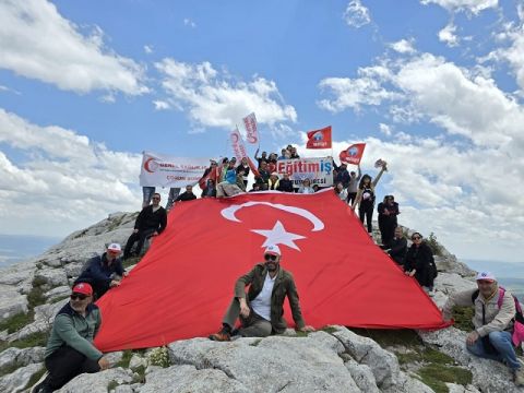 Eğitim İş'liler Kösedağ'ın zirvesine çıktı