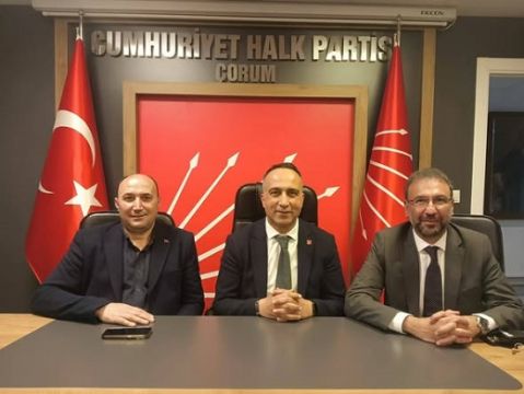 Ünlü sanatçı Tolga Sağ'dan CHP Örgütü'ne ziyaret