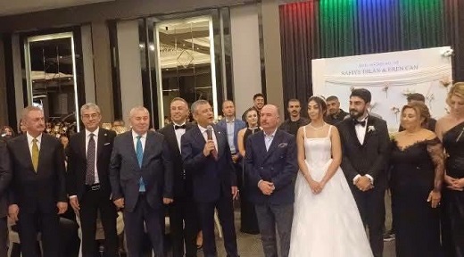 Özgür Özel, Çorum'da genç çiftleri kutladı